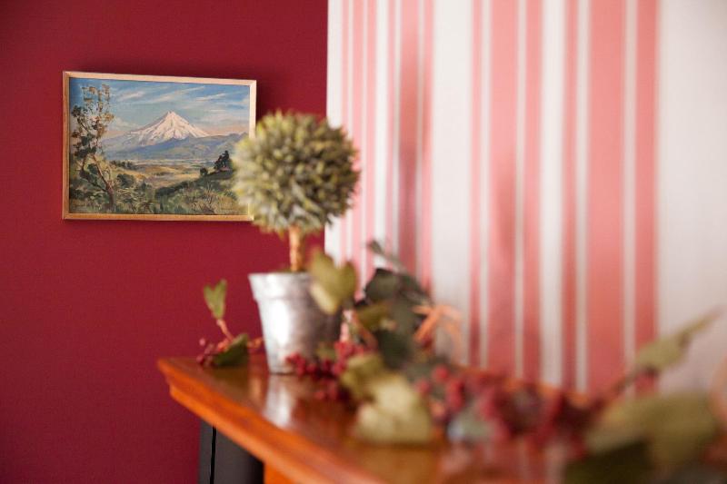 Tairoa Lodge & Cottage image