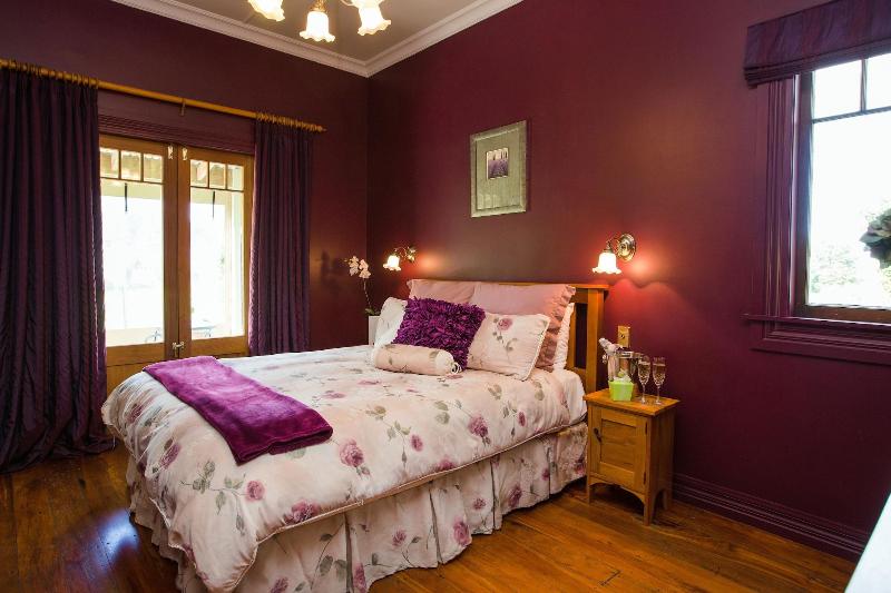 Tairoa Lodge & Cottage image