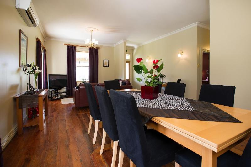 Tairoa Lodge & Cottage image