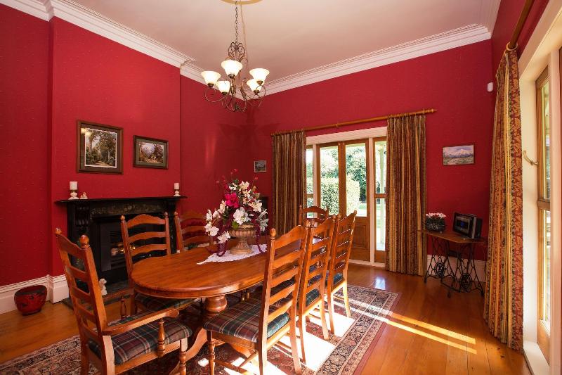 Tairoa Lodge & Cottage image