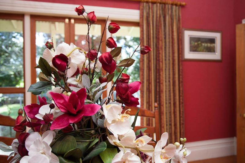 Tairoa Lodge & Cottage image