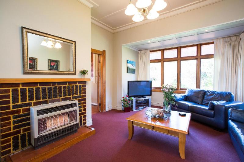 Tairoa Lodge & Cottage image