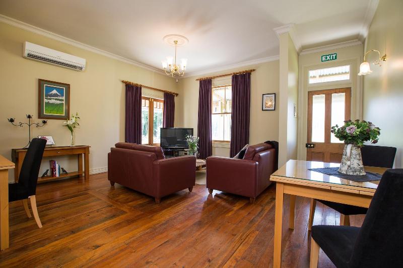 Tairoa Lodge & Cottage image