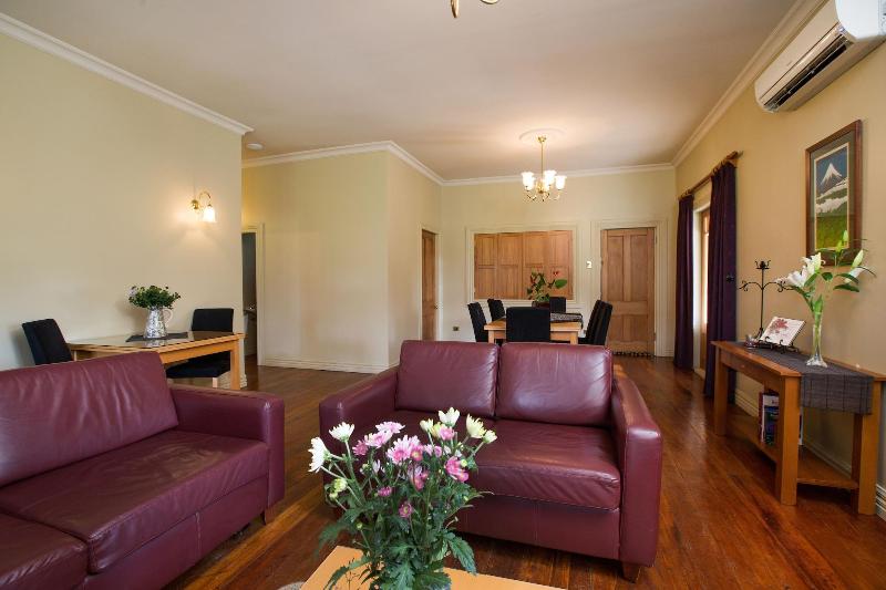 Tairoa Lodge & Cottage image