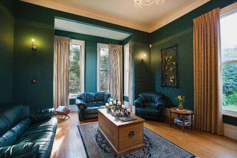 Tairoa Lodge & Cottage image