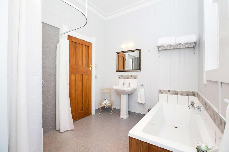 Tairoa Lodge & Cottage image
