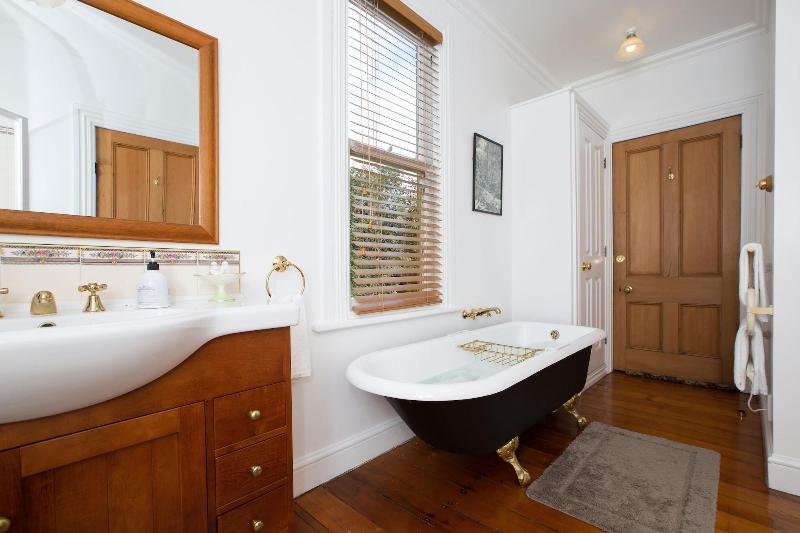 Tairoa Lodge & Cottage image