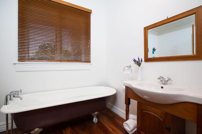 Tairoa Lodge & Cottage image