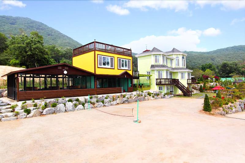 Afternoon Of The Forest Pension 외관