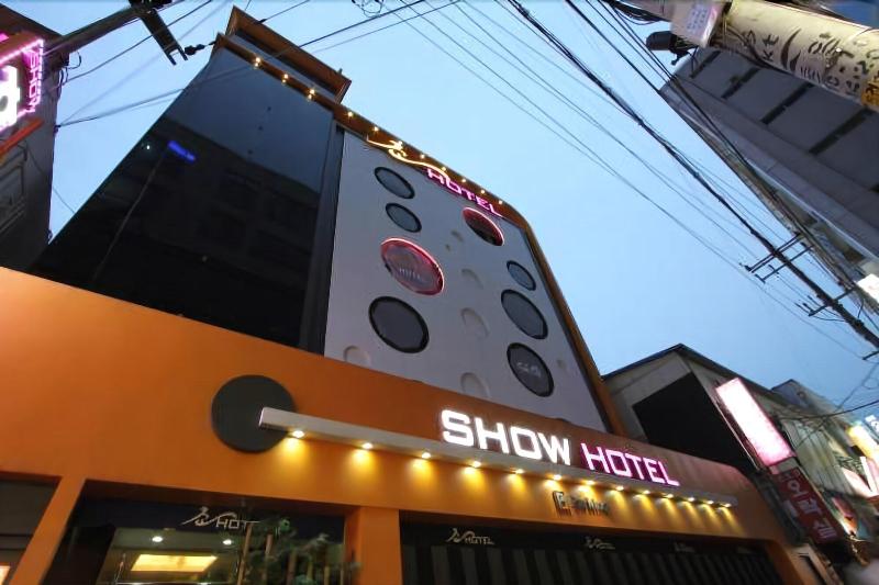 Show Hotel image
