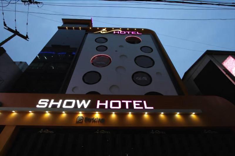 Show Hotel image
