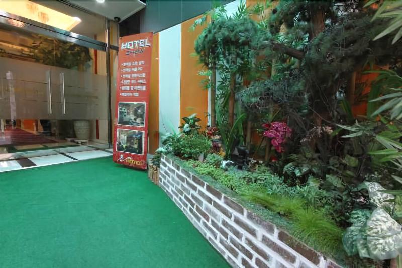 Show Hotel image