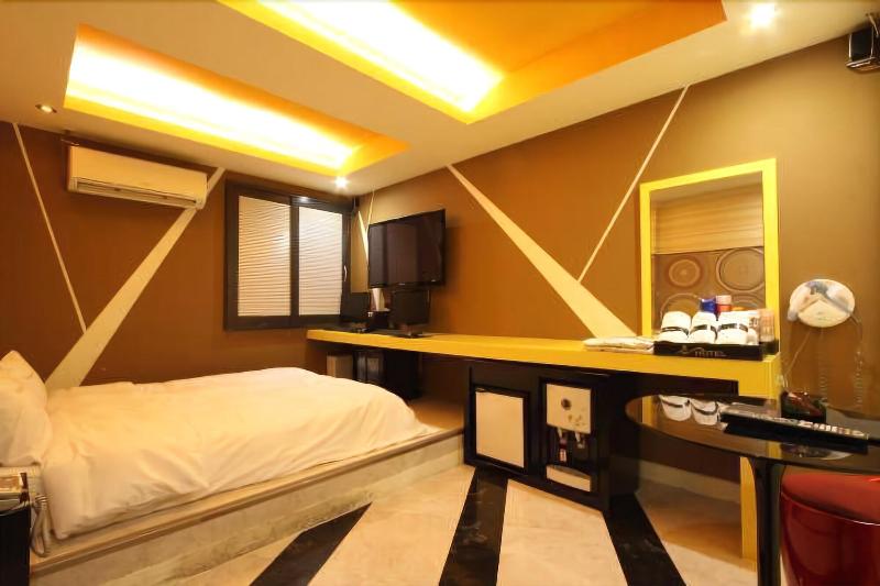 Show Hotel image