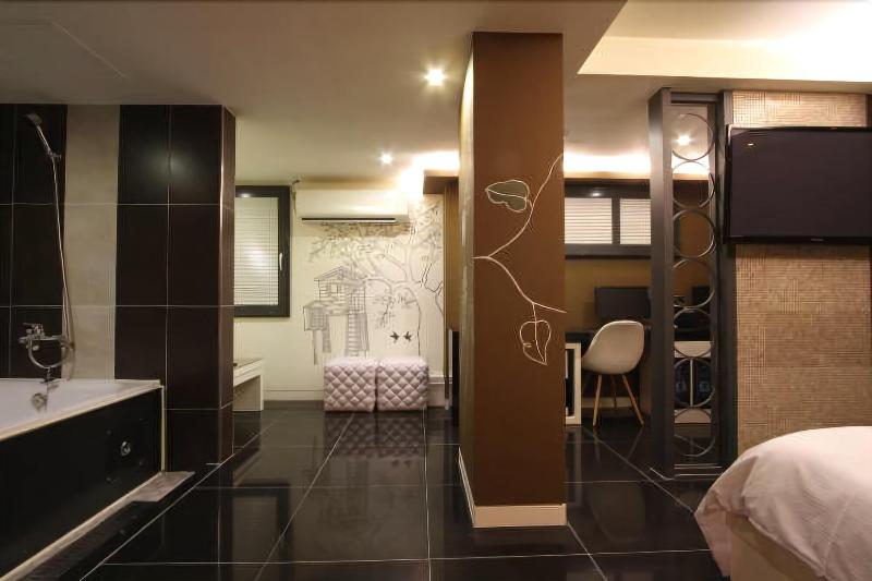 Show Hotel image