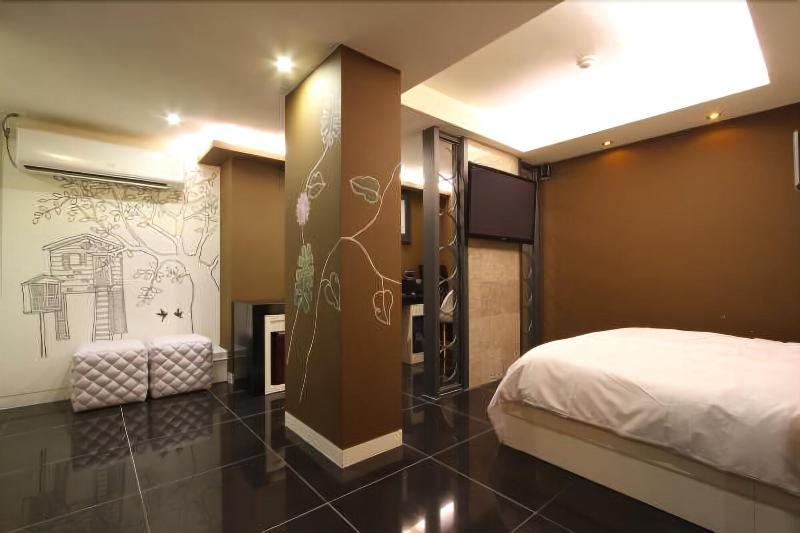 Show Hotel image