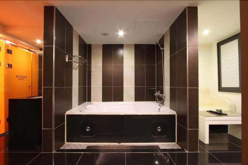 Show Hotel image