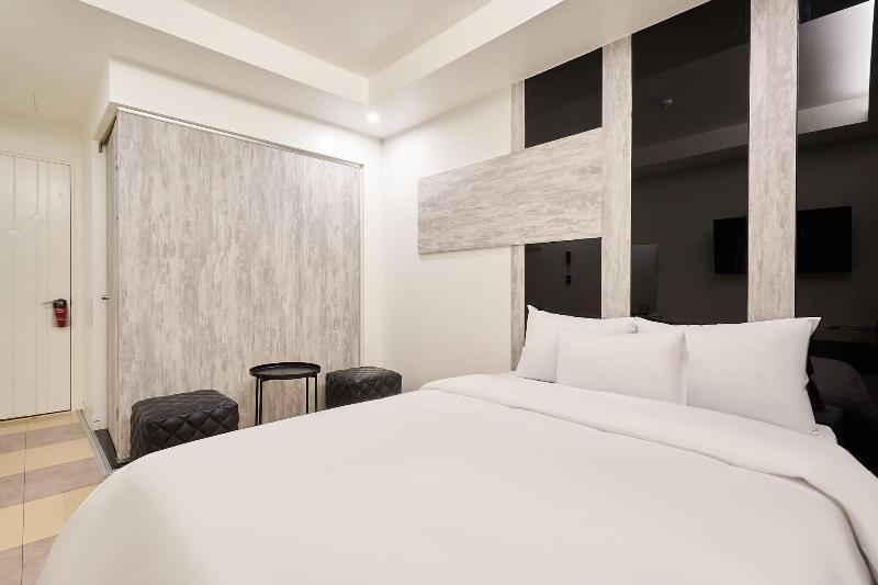 Show Hotel image
