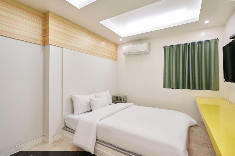 Show Hotel image