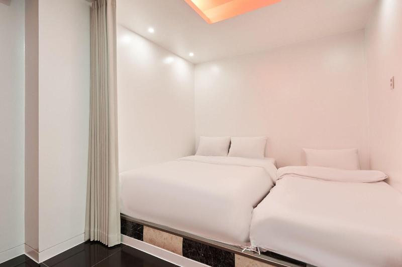 Show Hotel image