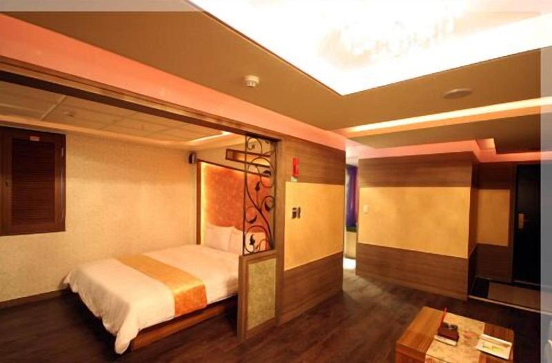 World Tourist Hotel image