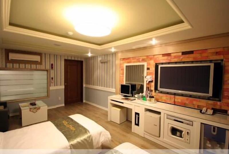 World Tourist Hotel image