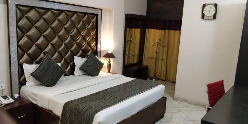 Hotel Mansarover Paradise image