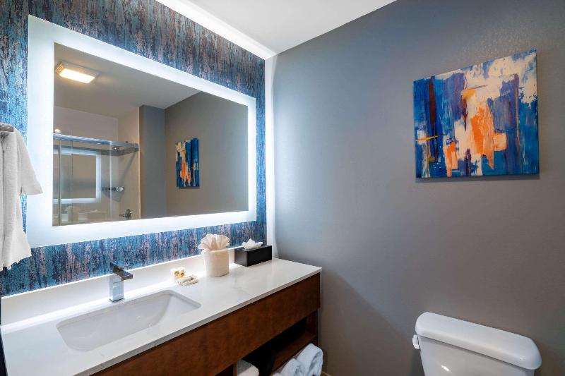 La Quinta Inn & Suites by Wyndham Louisville East