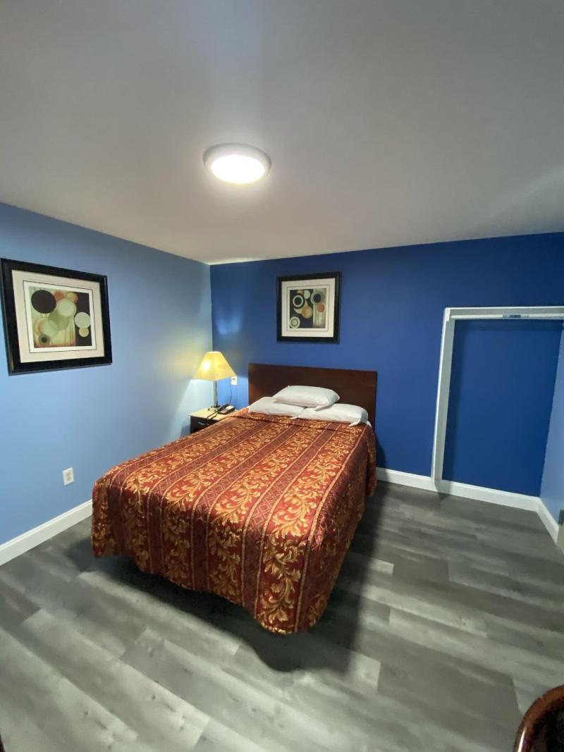 Red Carpet Inn And Suites image
