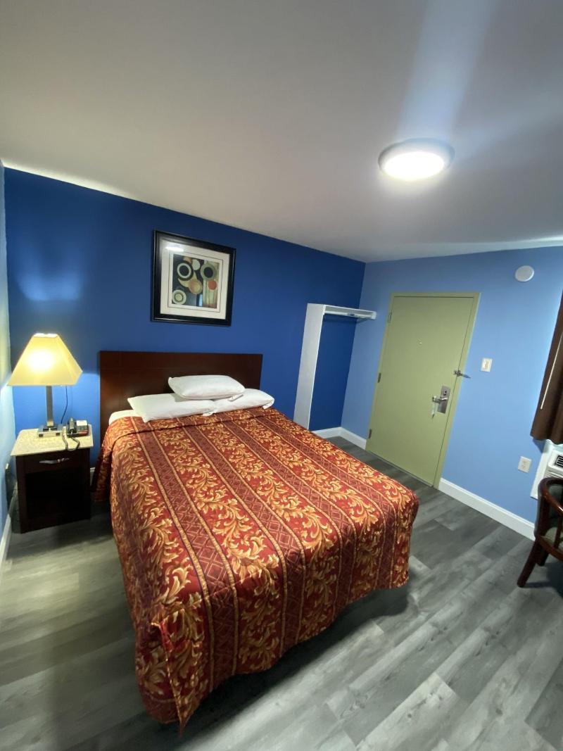 Red Carpet Inn And Suites image