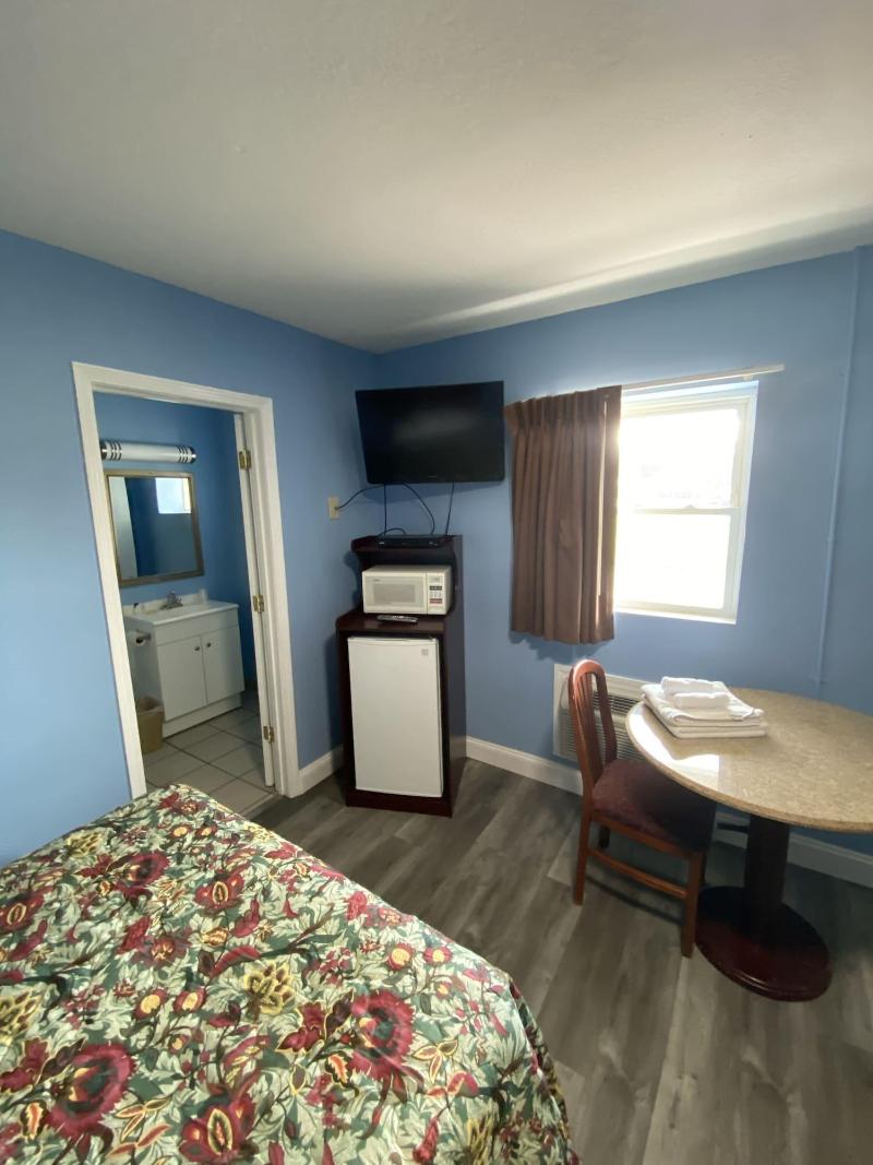 Red Carpet Inn And Suites image