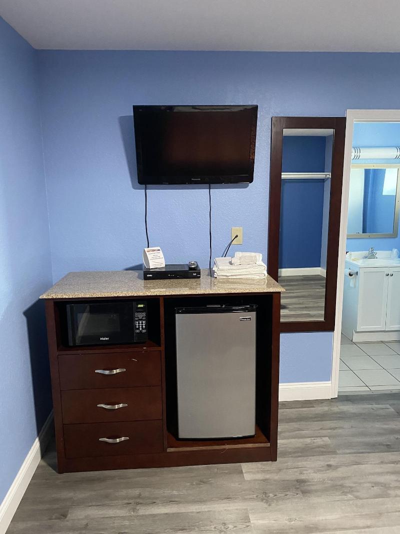 Red Carpet Inn And Suites image