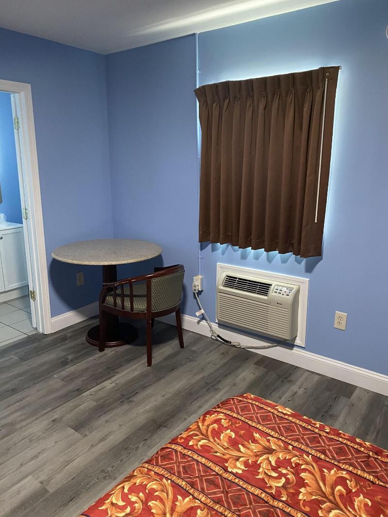 Red Carpet Inn And Suites image