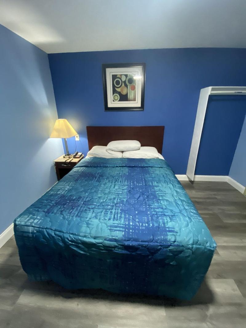 Red Carpet Inn And Suites image