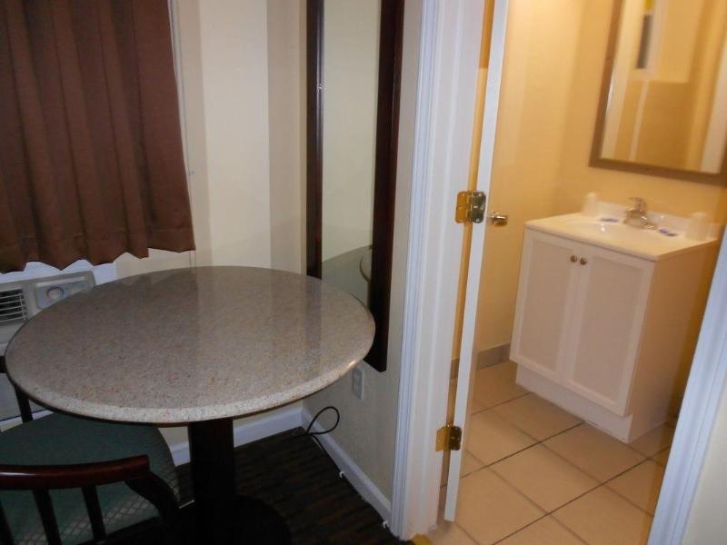 Red Carpet Inn And Suites image