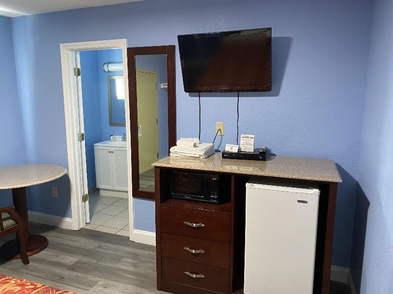 Red Carpet Inn And Suites image