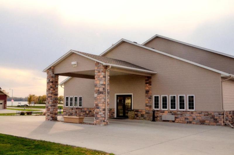 Cobblestone Inn and Suites - Lake View image
