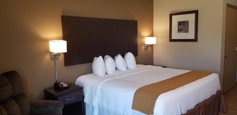 Cobblestone Inn and Suites - Lake View image