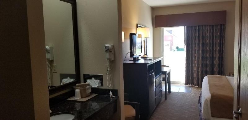 Cobblestone Inn and Suites - Lake View image 8
