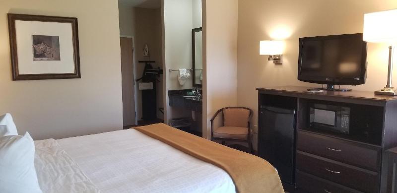 Cobblestone Inn and Suites - Lake View image