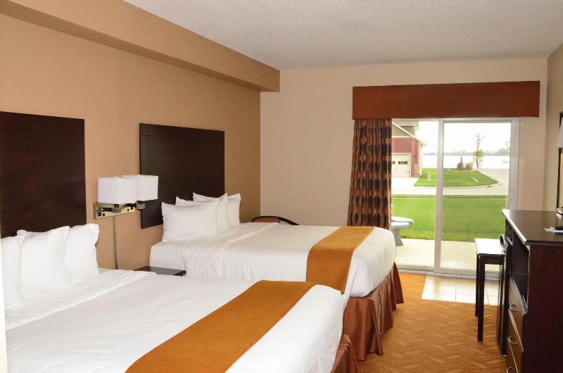Cobblestone Inn and Suites - Lake View image 4