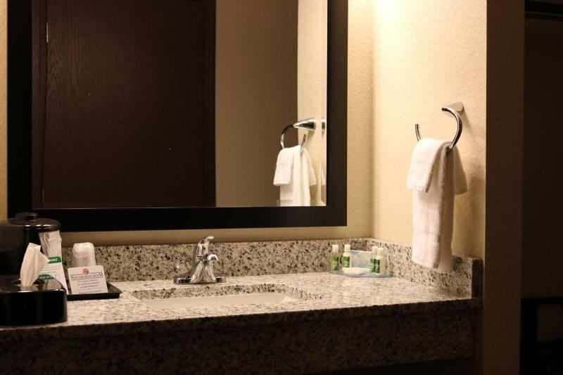 Cobblestone Inn and Suites - Lake View image
