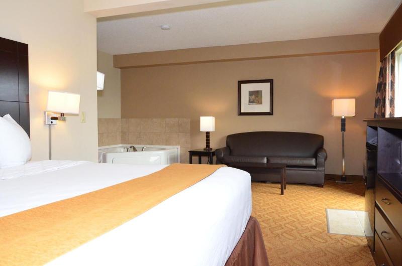 Cobblestone Inn and Suites - Lake View image