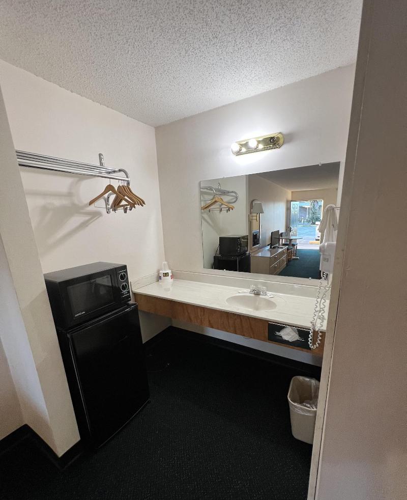 Garden Inn & Suites image