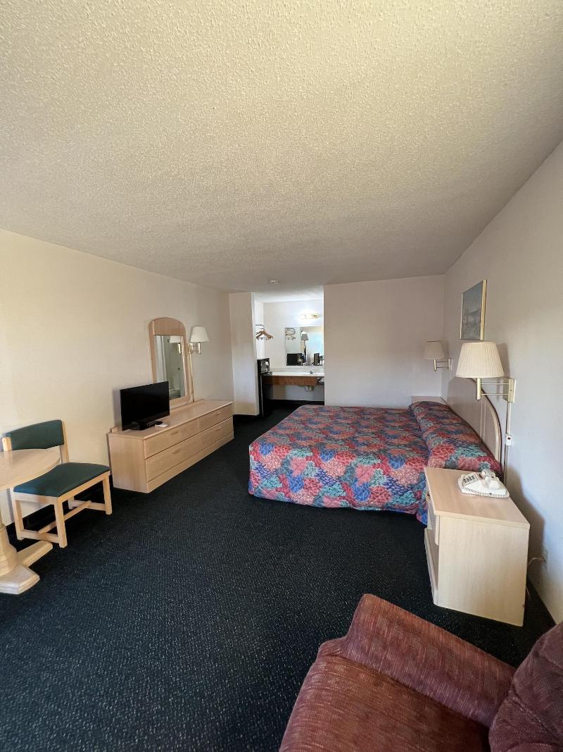 Garden Inn & Suites image