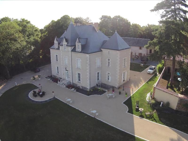 Le Petit Chateau Des Cedres image