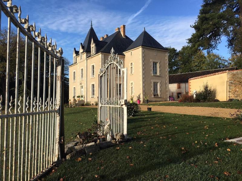 Le Petit Chateau Des Cedres image