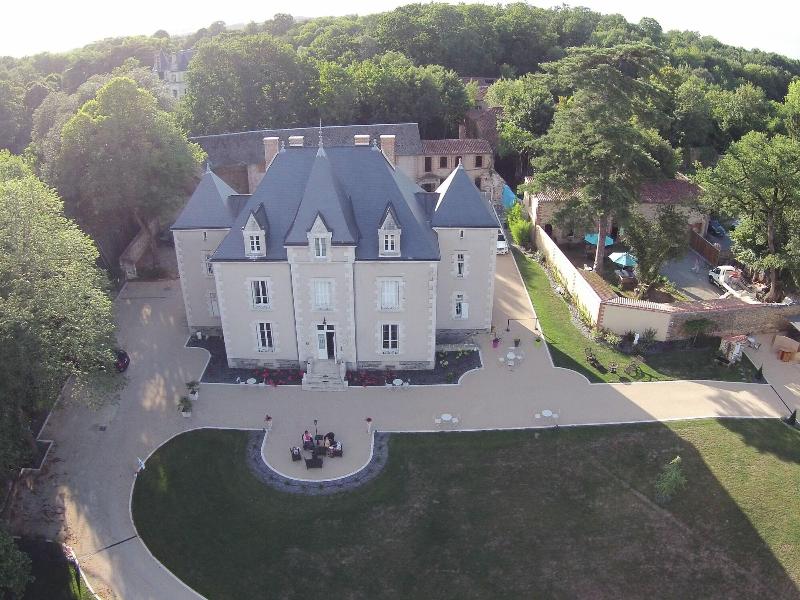 Le Petit Chateau Des Cedres image