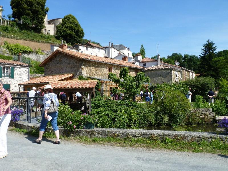Le Petit Chateau Des Cedres image