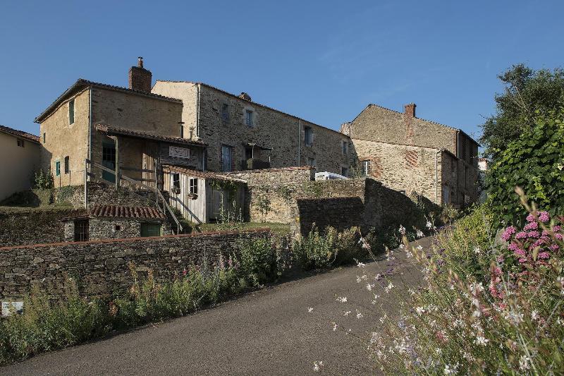 Le Petit Chateau Des Cedres image