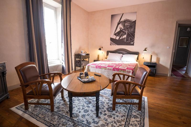 Le Petit Chateau Des Cedres image
